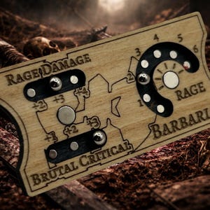 Può includere: Tabellone di gioco in legno con le parole "Rage Damage" e "Brutal Critical" incise. Presenta quadranti e pulsanti per tenere traccia delle statistiche di gioco. È visibile anche la parola "Barbarian". Il tabellone è marrone chiaro con dettagli neri e argentati.