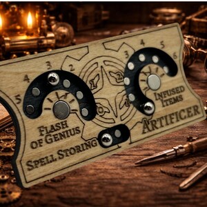 Pode incluir: Tabuleiro de jogo de madeira com o texto "Flash of Genius Spell Storing" e "Infused Items Artificer". O tabuleiro tem dois mostradores curvos com detalhes metálicos e um design de estrela. O fundo inclui engrenagens e elementos steampunk.