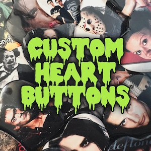 Könnte beinhalten: Eine Sammlung herzförmiger Buttons mit verschiedenen Bildern, darunter Gesichter und Bandmitglieder. Der Text "CUSTOM HEART BUTTONS" wird in tropfenden grünen Buchstaben über der Mitte des Bildes angezeigt.