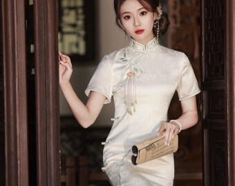 Elegant Qipao Dress: Chinese Wedding Cheongsam