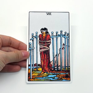 Tarot Aufkleber "Acht der Schwerter" Large - Rider-Waite Minor Arcana Lesekarte, große matte wasserfeste Flasche Laptop Koffer bunt