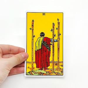 Pegatina de Tarot "Tres de Bastos" Grande - Tarjeta de lectura de Arcanos Menores Rider-Waite, botella grande resistente al agua maletas para portátiles vinilo colorido