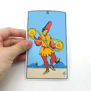 Pegatina de Tarot "Dos de Oros" Grande - Carta de lectura de Arcanos Menores Rider-Waite, botella grande resistente al agua, maletín para portátil, regalo a color.