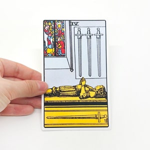 Pegatina de tarot "Cuatro de espadas" Grande - Tarjeta de lectura de Arcanos Menores Rider-Waite, maletas para portátiles con botella resistente al agua mate grande de colores