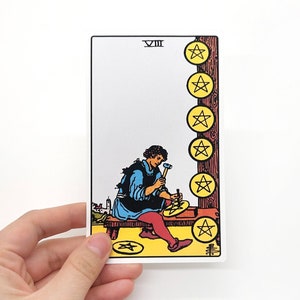 Tarot sticker "Acht van pentakels" Groot - Rider-Waite Minor Arcana leeskaart, grote matte waterbestendige fles laptop kleurrijke geschenken