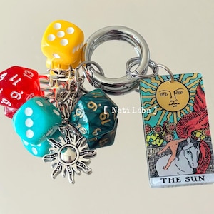 The Sun - Carta de Tarô Lucky Dice Chaveiro de Acrílico, Rider Waite Cute Tarot Bag Charm Celestial Acessório Dice Decoração Chave Presente de Bruxa Feito à Mão