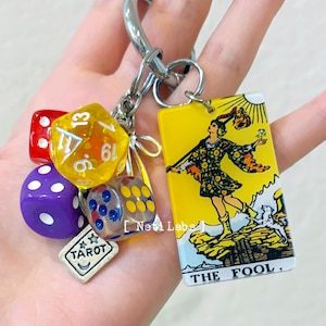 The Fool - Carta de Tarô Lucky Dice Chaveiro de Acrílico, Rider Waite Cute Tarot Bag Charm Journey Acessório Dice Decoração Chave Presente de Bruxa Feito à Mão