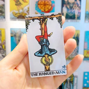 The Hanged Man - Tarotkaart koelkastmagneten, Rider Waite Classic Major Arcana, koelkastdecor thuis Premium acryl magnetisch heksencadeau