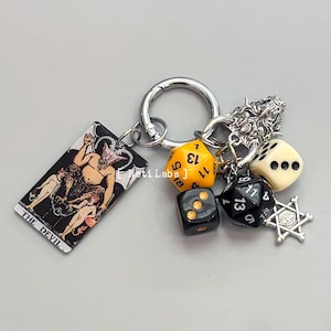 Llavero acrílico con dados de la suerte de la carta del Tarot del Diablo, accesorio para bolso de tarot Rider Waite, decoración de dados, llave única gótica hecha a mano, regalo de bruja