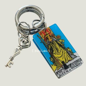 Queen of wands - Tarot-Karte Schlüsselanhänger Acryl, Rider Taile Klassisches Design, Tarot Zubehör Dekor, Schlüssel Charm Stabiler Ring Handmade Witchy Geschenk