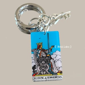 Rainha de Espadas - Chaveiro de Cartas de Tarô em Acrílico, Design Clássico Rider Waite Arcanos Menores, Acessório de Tarô para Decoração, Pingente de Bolsa, Presente da Rainha Bruxa