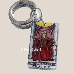 Justitie - Tarotkaart sleutelhanger acryl, Rider Waite klassiek ontwerp, decor tarotaccessoire, sleutelhanger bedelsleutel sterk heksachtig handgemaakt cadeau