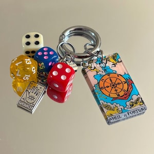Glücksrad Tarot Glückswürfel Schlüsselanhänger Acryl, RiderWaite Tarot Taschenanhänger Accessoire Würfel Dekor Schlüssel Einzigartige handgemachte Witchy Geschenke