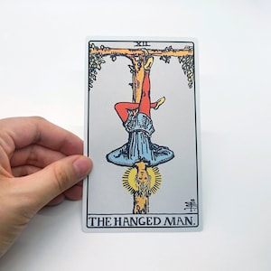 Tarot sticker "De gehangene" Groot - Rider-Waite Major Arcana leeskaart, grote matte waterbestendige fles laptopfles koffer geschenken
