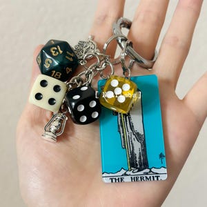 Llavero acrílico con dados de la suerte de la carta del Tarot El Ermitaño, accesorio para bolso del Tarot Rider Waite, decoración de dados, linterna, regalo único de bruja hecho a mano.