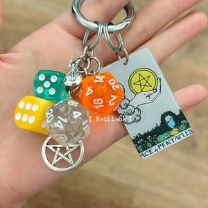 Ás de Ouros - Carta de Tarô Lucky Dice Chaveiro Acrílico, Rider Waite Tarot Bag Charm Acessório Dice Decor Chave Presentes de Bruxa Feitos à Mão Exclusivos