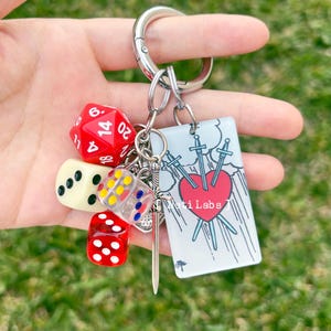 Three of Swords Tarotkaart Lucky Dice acryl sleutelhanger, Rider Waite schattige tarottas bedel hart accessoire dobbelstenen decor sleutel handgemaakte Witchy cadeau