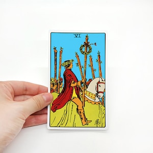 Tarot sticker "Zes van toverstokken" Large - Rider-Waite Minor Arcana leeskaart, grote waterbestendige fles laptop koffer Kindle kleurrijk cadeau