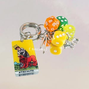 Kracht - Tarotkaart Lucky Dice acryl sleutelhanger, Rider Waite schattige tarottas bedel Lion Power accessoire dobbelstenen decor sleutel handgemaakte hekserij cadeau