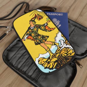タロットパスポートウォレット、ザ・フールパスポートカバー、パスワードホルダー、魔女の旅行アクセサリー、カード搭乗券用旅行ウォレット、タロットギフト