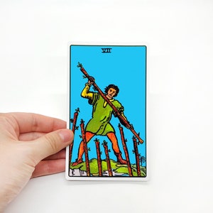 Pegatina del tarot "Siete de varitas" Grande - Tarjeta de lectura de Arcanos Menores Rider-Waite, botella grande resistente al agua maleta portátil kindle colorido