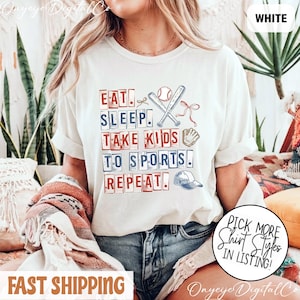 以下が含まれることがあります： 「EAT. SLEEP. TAKE KIDS TO SPORTS. REPEAT.」と赤と青で書かれた白いTシャツ。野球をテーマにしたグラフィックも特徴で、野球ボール、バット、グローブ、キャップなどが描かれています。