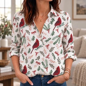 Camisa navideña con botones y estampado de cardenal, blusa de invierno con estampado de cardenal, top navideño con estampado de flor de Pascua, camisa festiva con motivos de la naturaleza, regalo de Navidad para ella.