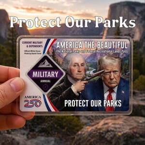 Könnte beinhalten: Ein klarer Plastik-Nationalparkpass "America the Beautiful". Der Pass zeigt Bilder von George Washington und Donald Trump mit dem Text "Protect Our Parks". Zusätzlicher Text enthält "Military Annual" und "America 250."