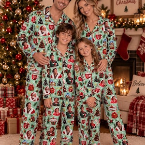 Può includere: Set di pigiami coordinati verde chiaro a maniche lunghe con bottoni, caratterizzati da una stampa ripetuta di Babbo Natale, elfi, alberi di Natale, bastoncini di zucchero e tazze con le scritte Santa Claus, North Pole e Santa's Spice.