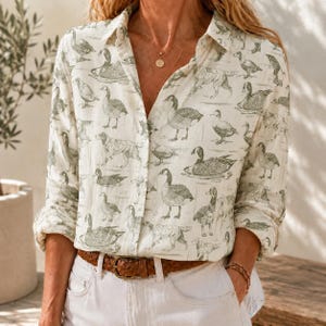 Blus med flygande gräsand, vintageskjorta med knappar och fågelmotiv, topp med naturmotiv och V-ringad långärmad design
