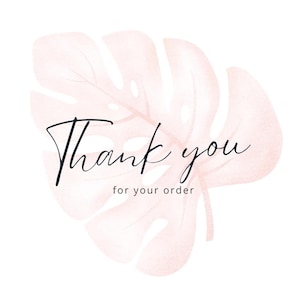 Puede incluir: Una ilustraci&oacute;n de hoja de monstera en acuarela rosa p&aacute;lido con el texto en cursiva negra "Thank you" y el texto m&aacute;s peque&ntilde;o en sans-serif "for your order" centrado sobre el dise&ntilde;o de la hoja en un fondo blanco.