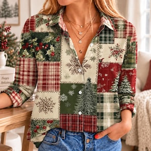 Könnte beinhalten: Ein langärmeliges Hemd mit Knopfleiste und einem Patchwork-Design mit weihnachtlichen Mustern, darunter rot-grüne Karos, weiße Schneeflocken, Tannenbäume und Stechpalmenbeeren auf cremefarbenem Grund, kombiniert mit einer blauen Jeans.