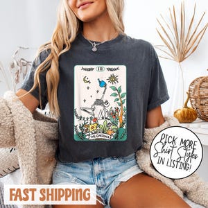 Comfort Colors® Der Gärtner Tarot Karten Shirt, Pflanzen Mutter Shirt, Pflanzen Lady Shirt, Gärtner Shirt, Gartenarbeit Shirt, Geschenke für Pflanzenliebhaber