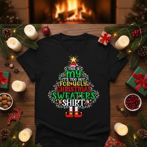Może przedstawiać: Czarny t-shirt z motywem choinki. Drzewko składa się ze słów "This is my, it's too hot for ugly Christmas sweaters shirt". Drzewko ma złotą gwiazdę na górze i stopy elfów na dole.