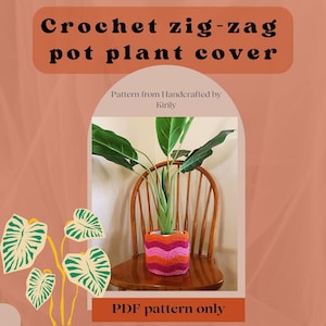 Puede incluir: Una funda de maceta de planta en crochet en zigzag de color rosa, naranja y blanco. La funda está en una planta en maceta que está sentada en una silla de madera. El texto "Crochet zig-zag pot plant cover" y "PDF pattern only" es visible en la imagen.