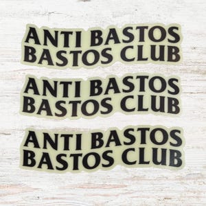 Könnte beinhalten: Drei rechteckige Aufkleber mit abgerundeten Ecken, die den Text "ANTI BASTOS BASTOS CLUB" in Schwarz auf hellgrünem Hintergrund zeigen. Die Aufkleber sind vertikal angeordnet.