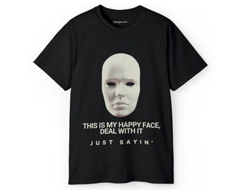 Puede incluir: Camiseta negra con una máscara blanca y el texto "This is my happy face, deal with it. Just sayin'."
