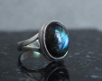 Blue Flash Labradorite Ring, Labradorite Silver Handmade Ring, Blue Flash Oval Shaped Ring, Birthstone Ring, Handmade Jewelry, Gift For Her