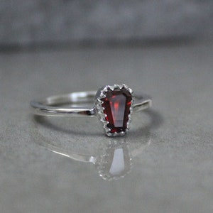 Pierścień z granatem w kształcie trumny: delikatna gotycka biżuteria ze srebra próby 925