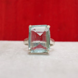 Anillo de aguamarina de talla esmeralda: piedra de agua en plata de ley