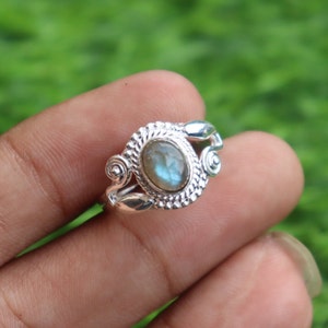 Handmade Oval Labradorite Sterling Silver Ring: Women&#39;s Jewelry