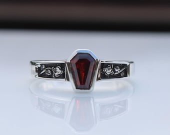 Granat Blume Sarg Ring, Wiedergeburt Blume Gothic Silber Ring, Januar Birthstone Sarg Ring