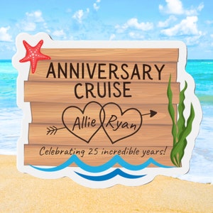 Peut inclure: Une pancarte en bois avec le texte "Anniversary Cruise" et deux c&oelig;urs avec les noms "Allie" et "Ryan" &agrave; l'int&eacute;rieur. La pancarte est d&eacute;cor&eacute;e d'une &eacute;toile de mer rouge, d'algues et de vagues bleues. Le texte "Celebrating 25 incredible years!" est &eacute;galement sur la pancarte.