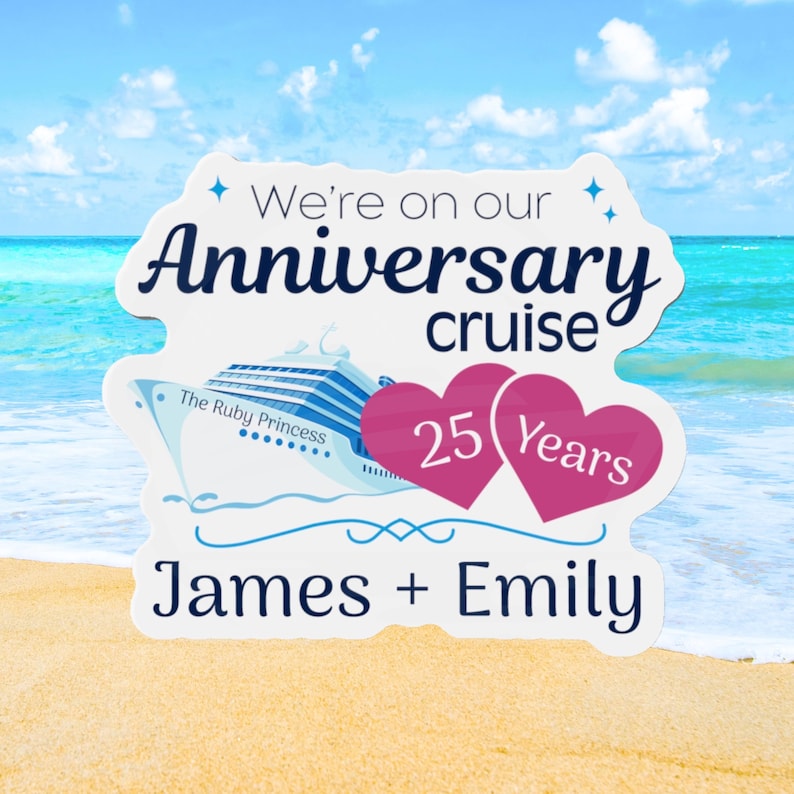 Op de afbeelding: Een wit en blauw cruiseschip met de tekst "The Ruby Princess" aan de zijkant. Twee roze harten met de tekst "25 Years" bevinden zich aan de rechterkant van het schip. De tekst "We're on our Anniversary cruise" bevindt zich bovenaan de afbeelding. De tekst "James + Emily" bevindt zich onderaan de afbeelding.