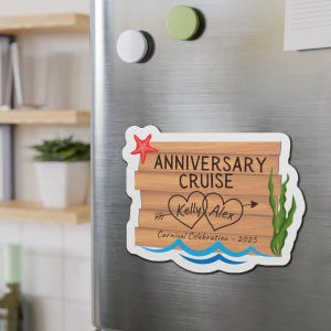 Peut inclure: Une pancarte en bois avec le texte "Anniversary Cruise" et deux c&oelig;urs avec les noms "Kelly" et "Alex" &agrave; l'int&eacute;rieur. La pancarte comprend &eacute;galement le texte "Carnival Celebration - 2025".