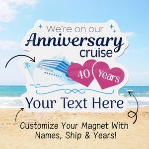 Op de afbeelding: Een wit en blauw cruiseschip met twee roze harten waarop "40 jaar" staat, op een witte achtergrond met de tekst "We're on our Anniversary cruise" en "Your Text Here".  Pas uw magneet aan met namen, schip en jaren!