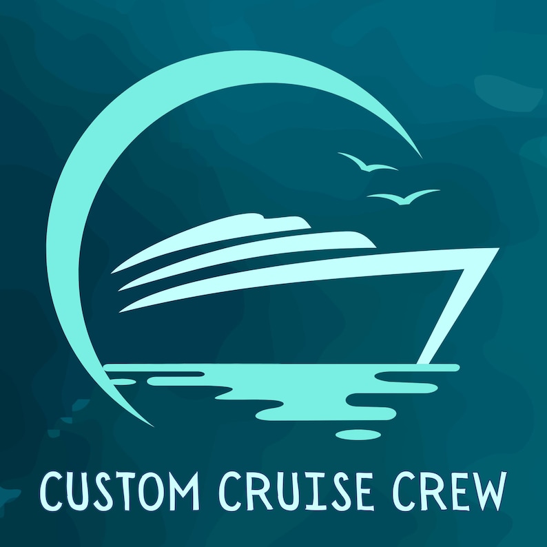 Op de afbeelding: Een tealblauw logo met een wit silhouet van een cruiseschip met drie lijnen bovenop en een witte golf eronder. Het schip bevindt zich in een witte cirkel met een witte halvemaanvorm bovenop. Twee witte vogels vliegen boven het schip. De tekst "CUSTOM CRUISE CREW" staat onder het logo.