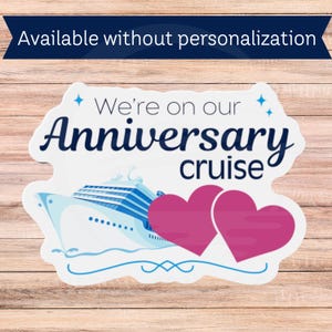Op de afbeelding: Een wit en blauw cruiseschip met twee roze harten en de tekst "We're on our Anniversary cruise".