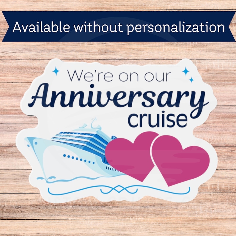Op de afbeelding: Een wit en blauw cruiseschip met twee roze harten en de tekst "We're on our Anniversary cruise".