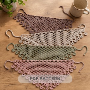 Pode incluir: Quatro cachecóis de pescoço de crochê em tons de marrom, bege, verde e rosa são exibidos em uma superfície de madeira. Cada cachecol tem formato triangular com uma borda decorativa e uma alça em cada extremidade. O texto "PDF PATTERN" é visível.